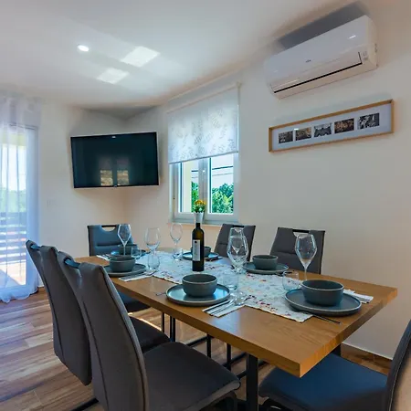 Casa B With Swimming Pool And Private Parking Mucici